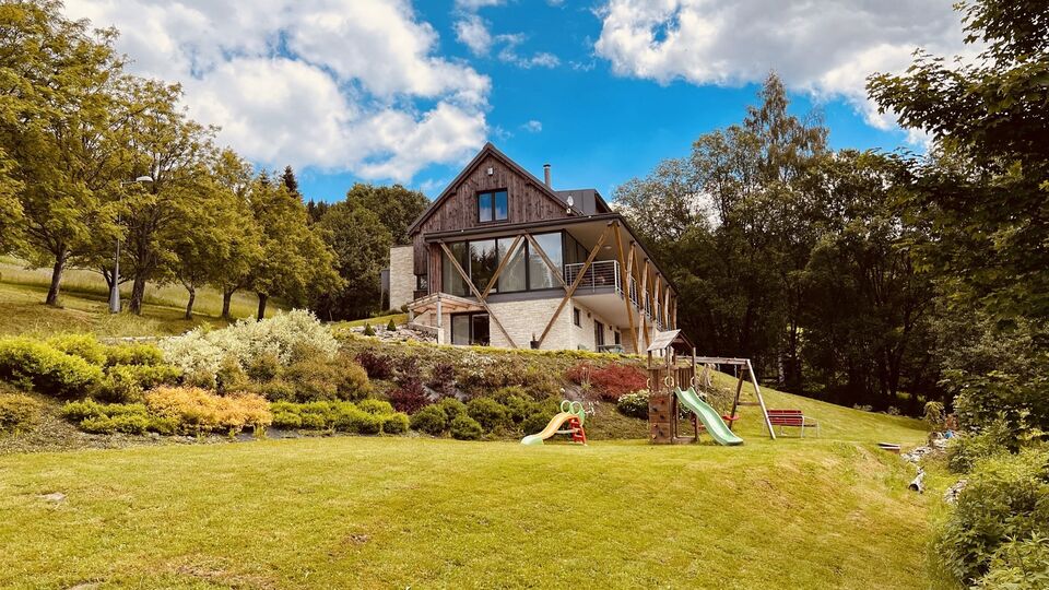 Außenansicht der Villa in den Bergen